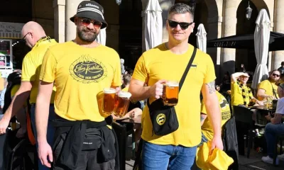 Aficionados Del Elfsborg Llenan La Plaza Nueva De Color Antes Del Duelo En San Mames