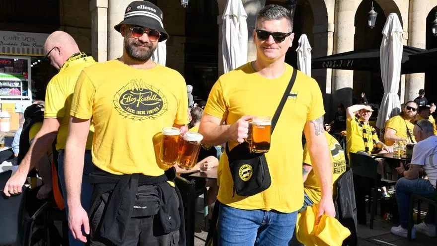 Aficionados Del Elfsborg Llenan La Plaza Nueva De Color Antes Del Duelo En San Mames