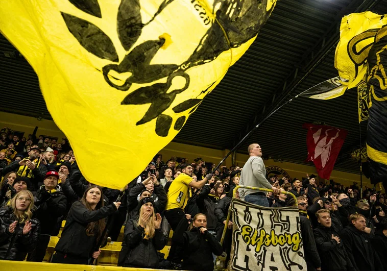 Hinchas Suecos En Bilbao 400 Seguidores Del Elfsborg Se Reunen En Plaza Nueva
