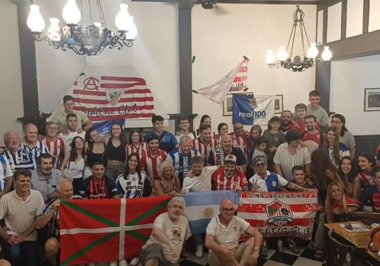 Iker Muniain Celebra El Derbi En Buenos Aires Con Hinchas Del Athletic Y La Real