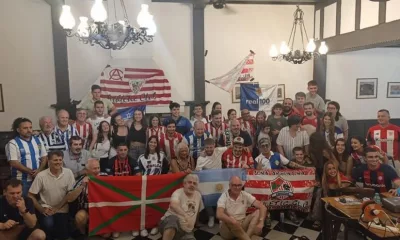 Iker Muniain Celebra El Derbi En Buenos Aires Y Entrega Camiseta Del Athletic
