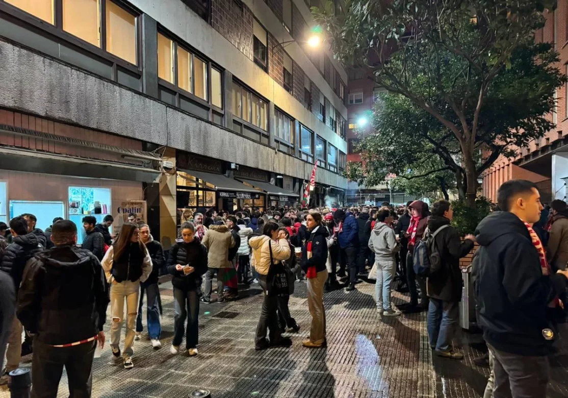 El Ambiente Vibrante Antes Del Partido Del Athletic Contra El Viktoria Plzen