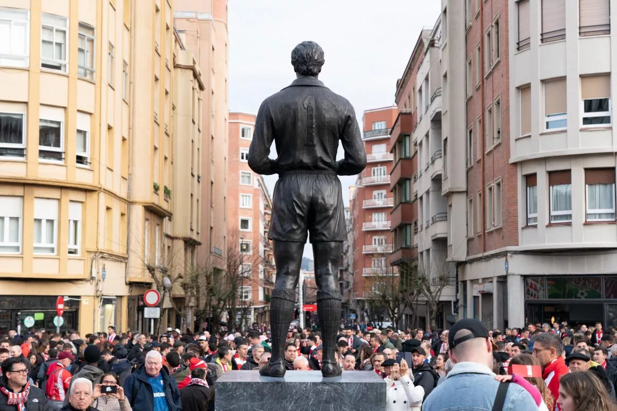 La Estatua De Iribar Cobra Vida Con Ia Y Emociona A La Aficion Del Athletic