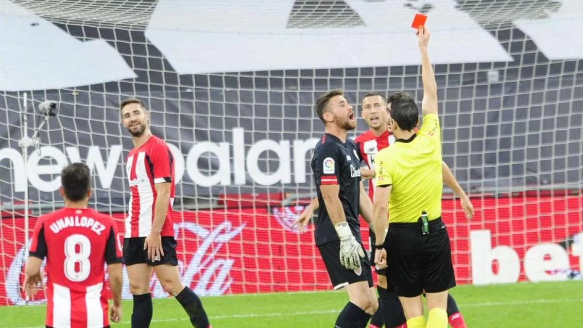 La Unica Expulsion De Unai Simon Con El Athletic En Un Duelo Clave