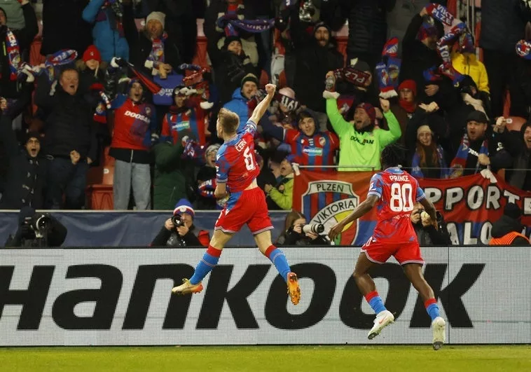 Los Hinchas Del Viktoria Plzen Llegan A Bilbao 500 Seguidores Pacificos