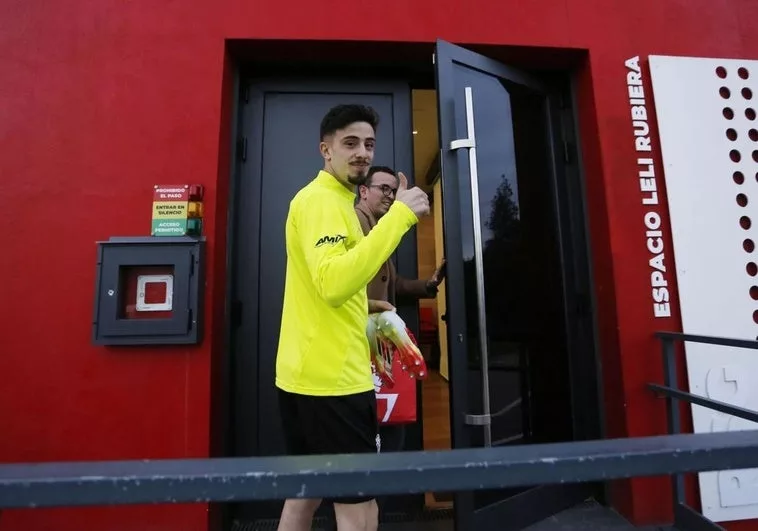 Nico Serrano Firma Su Cesion Al Sporting Y Busca Minutos En Gijon