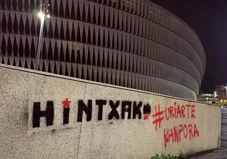 Protesta En San Mames Pintada Pide La Dimision De Jon Uriarte