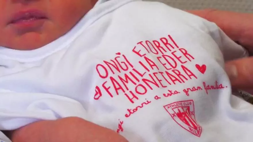 Bebes En Bizkaia Reciben Babero Del Athletic Como Regalo De Bienvenida