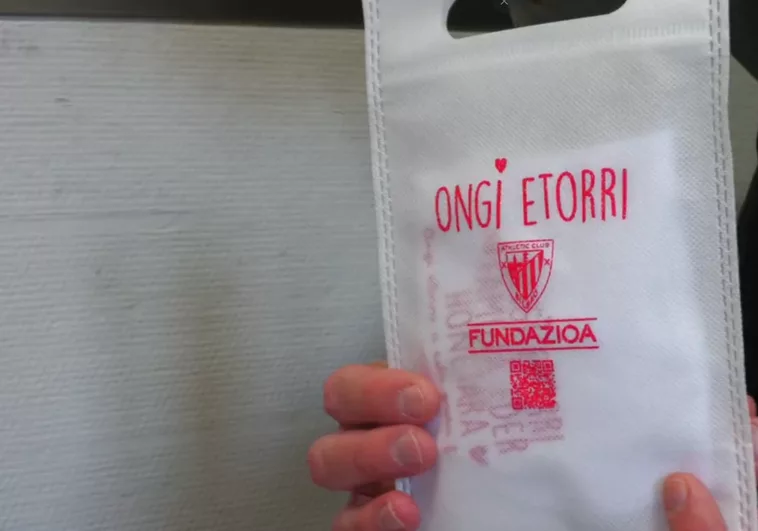 El Athletic Da La Bienvenida A Los Recien Nacidos Con Un Babero Especial