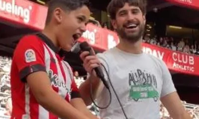 Julen Axpe Anima A La Grada Del Athletic En El Derbi Femenino De San Mames