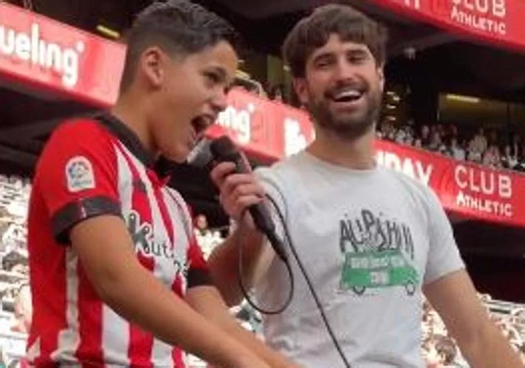 Julen Axpe Anima A La Grada Del Athletic En El Derbi Femenino De San Mames