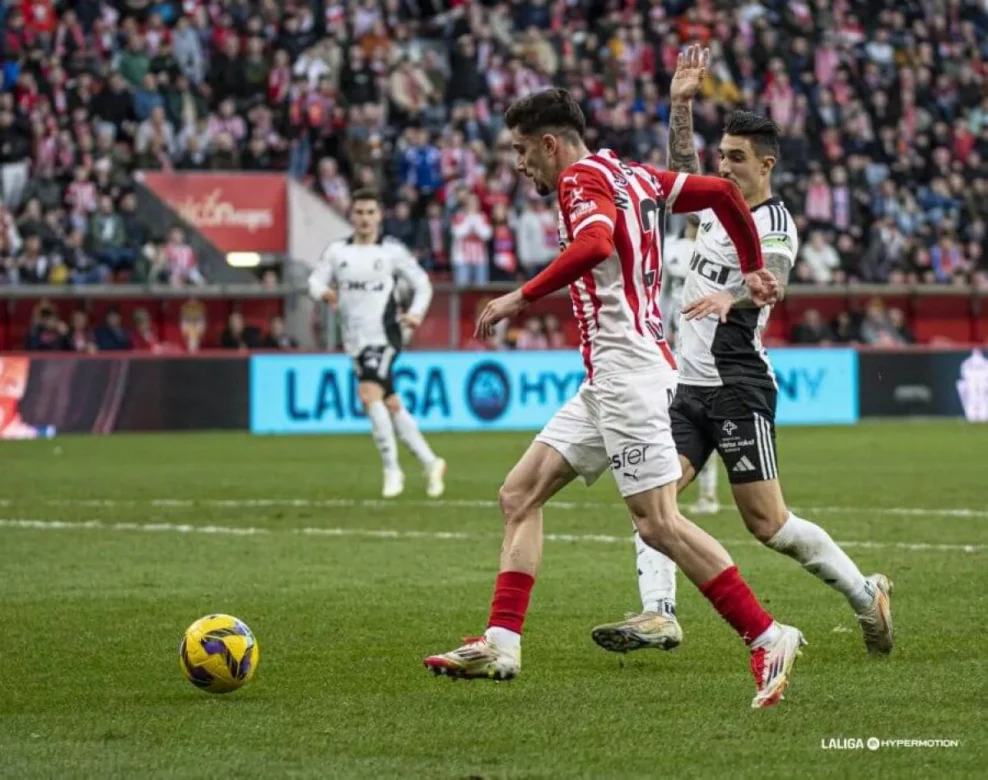 Nico Serrano Brilla En Su Debut Con El Sporting Y Asiste En La Victoria
