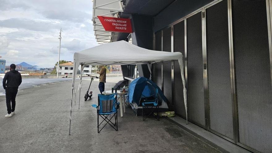 Acampa En San Mames Para Conseguir Entradas Del Athletic Roma