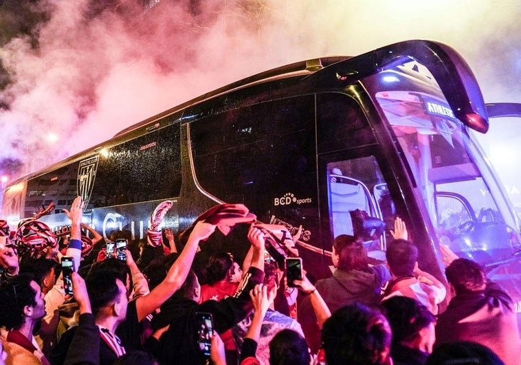 Acompana Al Athletic Con Bufandeo En Su Camino A San Mames Contra La Roma