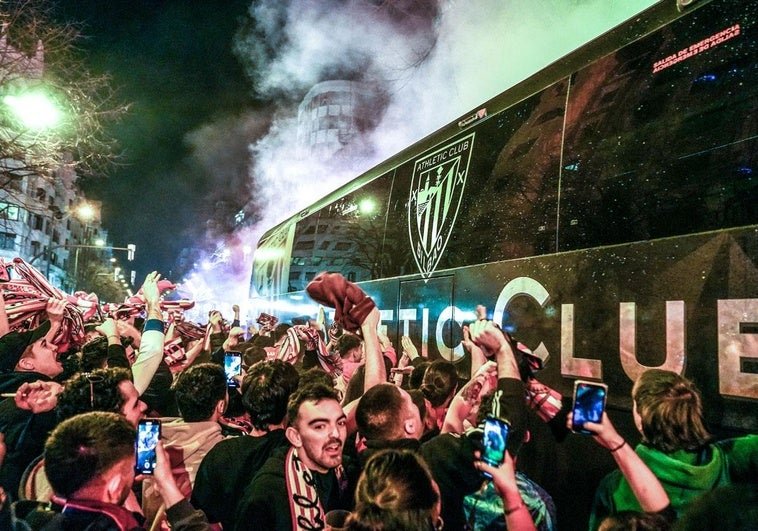 Acompana Al Athletic En Lezama Y Anima En El Bufandeo Del Carlton