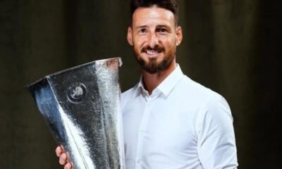 Aduriz Muestra El Trofeo De La Europa League En Bilbao Antes De La Final