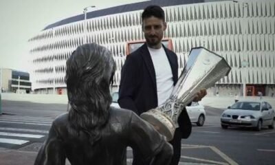 Aduriz Muestra El Trofeo De La Europa League En San Mames Antes De La Final