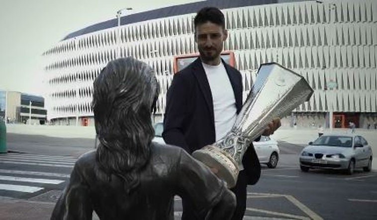 Aduriz Muestra El Trofeo De La Europa League En San Mames Antes De La Final
