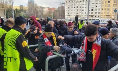 Aficionados De La Roma Llegan A San Mames Bajo Estricta Vigilancia Policial