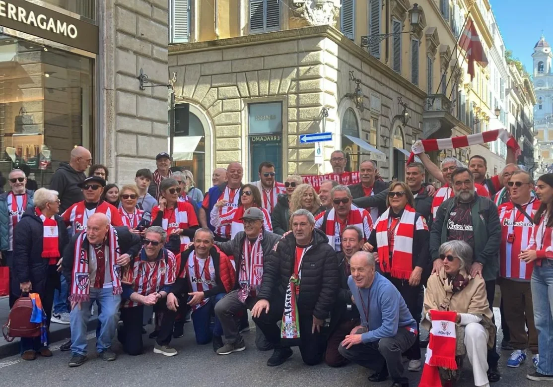 Aficionados Del Athletic Se Dirigen Al Olimpico Ambiente Festivo En Roma