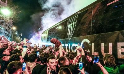 Aficionados Del Athletic Se Movilizan Para Apoyar Al Equipo En Lezama