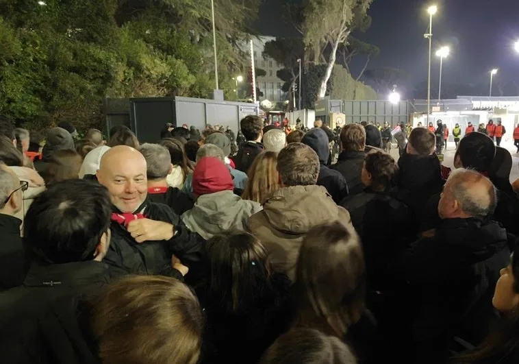 Aficionados Del Athletic Sufren Larga Espera Tras El Partido En Roma