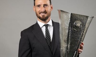 Aritz Aduriz Muestra El Trofeo De La Europa League En San Mames