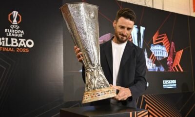 Captura El Momento Con El Trofeo De La Europa League En San Mames