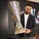 Captura El Momento Con El Trofeo De La Europa League En San Mames
