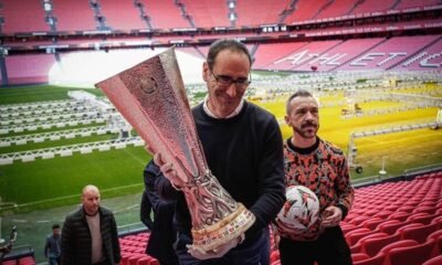 Captura El Momento Con El Trofeo De La Uefa Europa League En San Mames