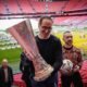 Captura El Momento Con El Trofeo De La Uefa Europa League En San Mames