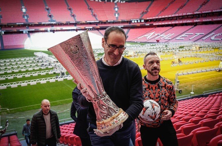 Captura El Momento Con El Trofeo De La Uefa Europa League En San Mames
