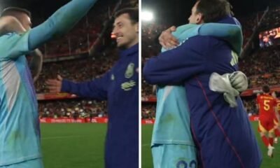 Celebra El Abrazo De Unai Simon Y Mikel Oyarzabal Tras El Triunfo De Espana