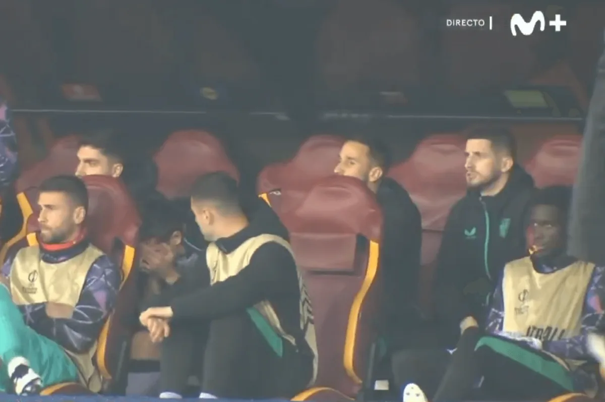 Dani Vivian Hundido En El Banquillo Tras Su Lesion En Roma