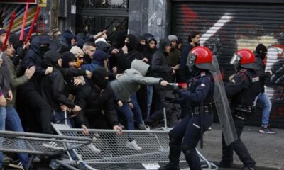 Disturbios Y Bengalas En San Mames Antes Del Athletic Roma