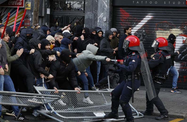 Disturbios Y Bengalas En San Mames Antes Del Athletic Roma