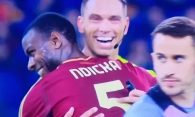 El Abrazo Entre Ndicka Y El Arbitro Desata La Ira De La Aficion Del Athletic