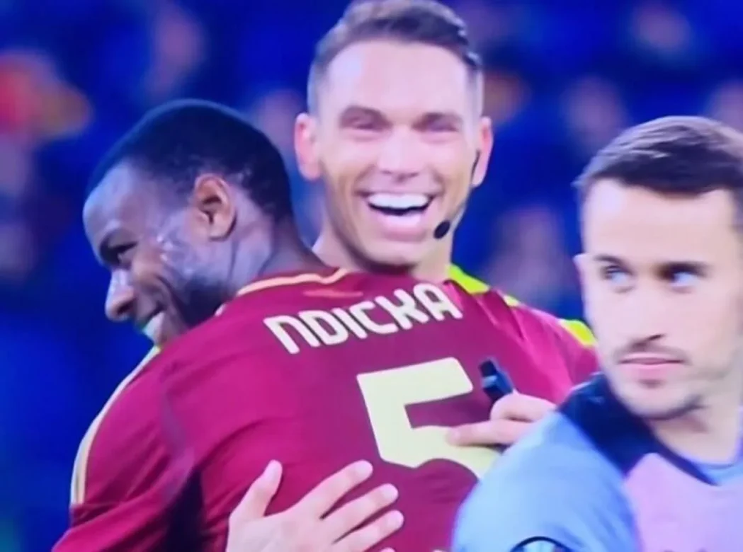 El Abrazo Entre Ndicka Y El Arbitro Desata La Ira De La Aficion Del Athletic
