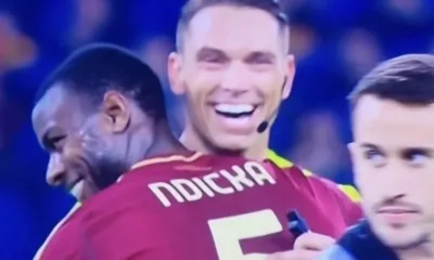 El Abrazo Polemico Entre El Arbitro Y Un Jugador De La Roma Sorprende Al Athletic