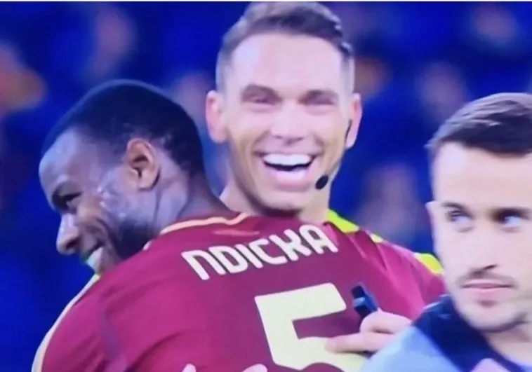 El Abrazo Polemico Entre El Arbitro Y Un Jugador De La Roma Sorprende Al Athletic