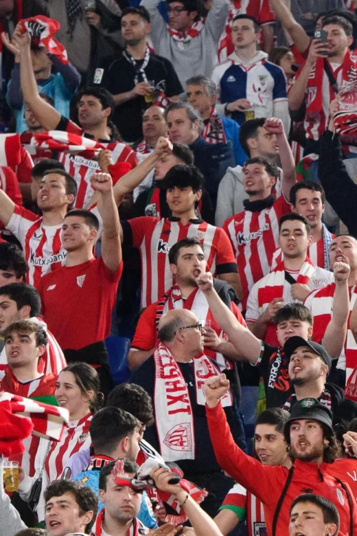 El Ambiente Del Olimpico La Aficion Del Athletic Sufre En Roma