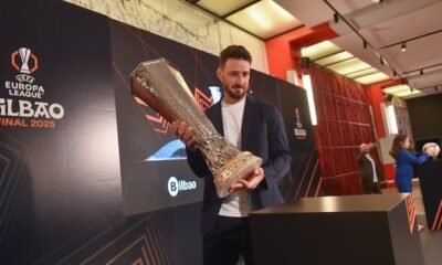 El Athletic Club Presenta El Trofeo De La Europa League 2025