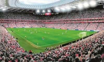 El Athletic Enfrenta El Desafio De Una Grada De Animacion Dividida