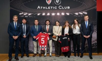El Athletic Rinde Homenaje Al Arbitro David Garcia De La Loma En San Mames
