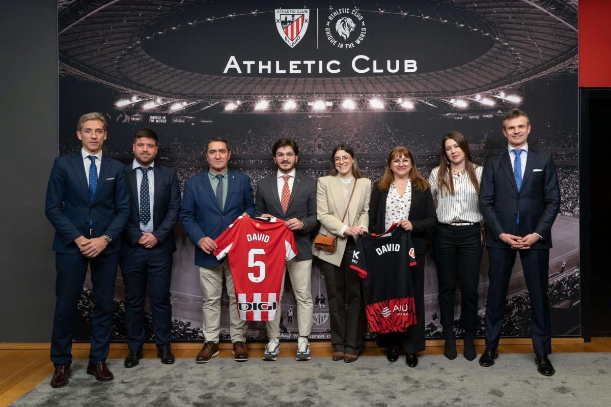 El Athletic Rinde Homenaje Al Arbitro David Garcia De La Loma En San Mames