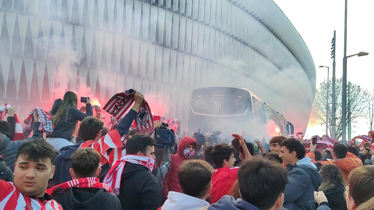 Enciende La Pasion La Aficion Del Athletic Se Prepara Para La Remontada
