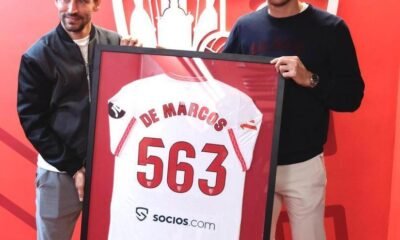 Homenajea Jesus Navas A De Marcos En El Sevilla Athletic De Leyendas