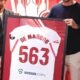 Homenajea Jesus Navas A De Marcos En El Sevilla Athletic De Leyendas