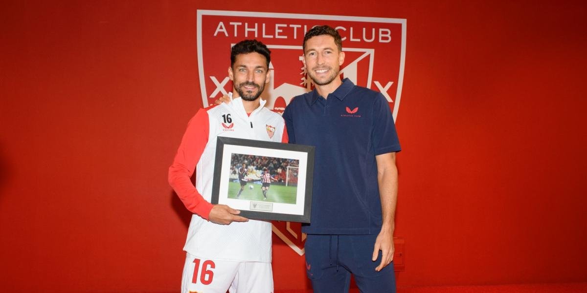Jesus Navas Honra A De Marcos Antes Del Sevilla Athletic En Pizjuan
