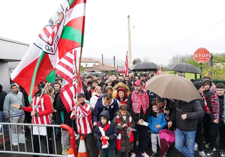 La Aficion Del Athletic Anima Bajo La Lluvia Antes Del Duelo Con La Roma